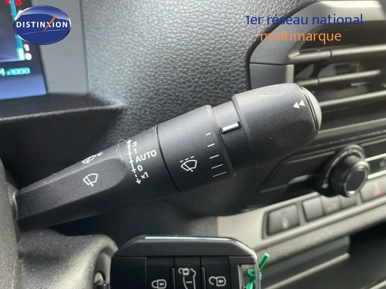 Gros plan sur la commande d’essuie-glace intérieure du Citroën Jumpy gris titane, avec tableau de bord en arrière-plan.