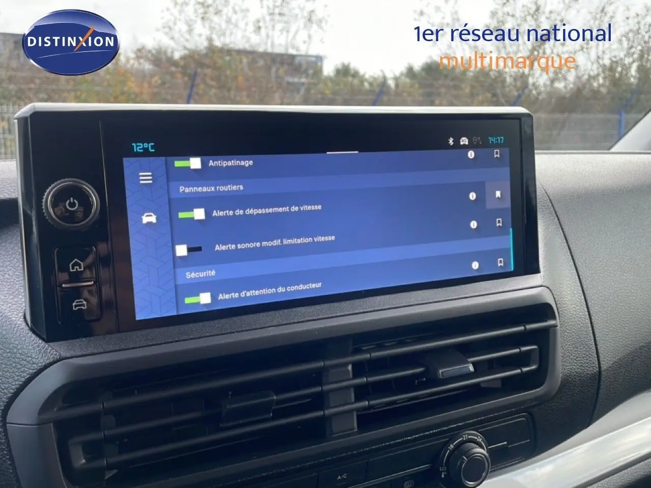 Vue intérieure du tableau de bord du Citroën Jumpy gris titane, avec écran tactile affichant les alertes de sécurité.