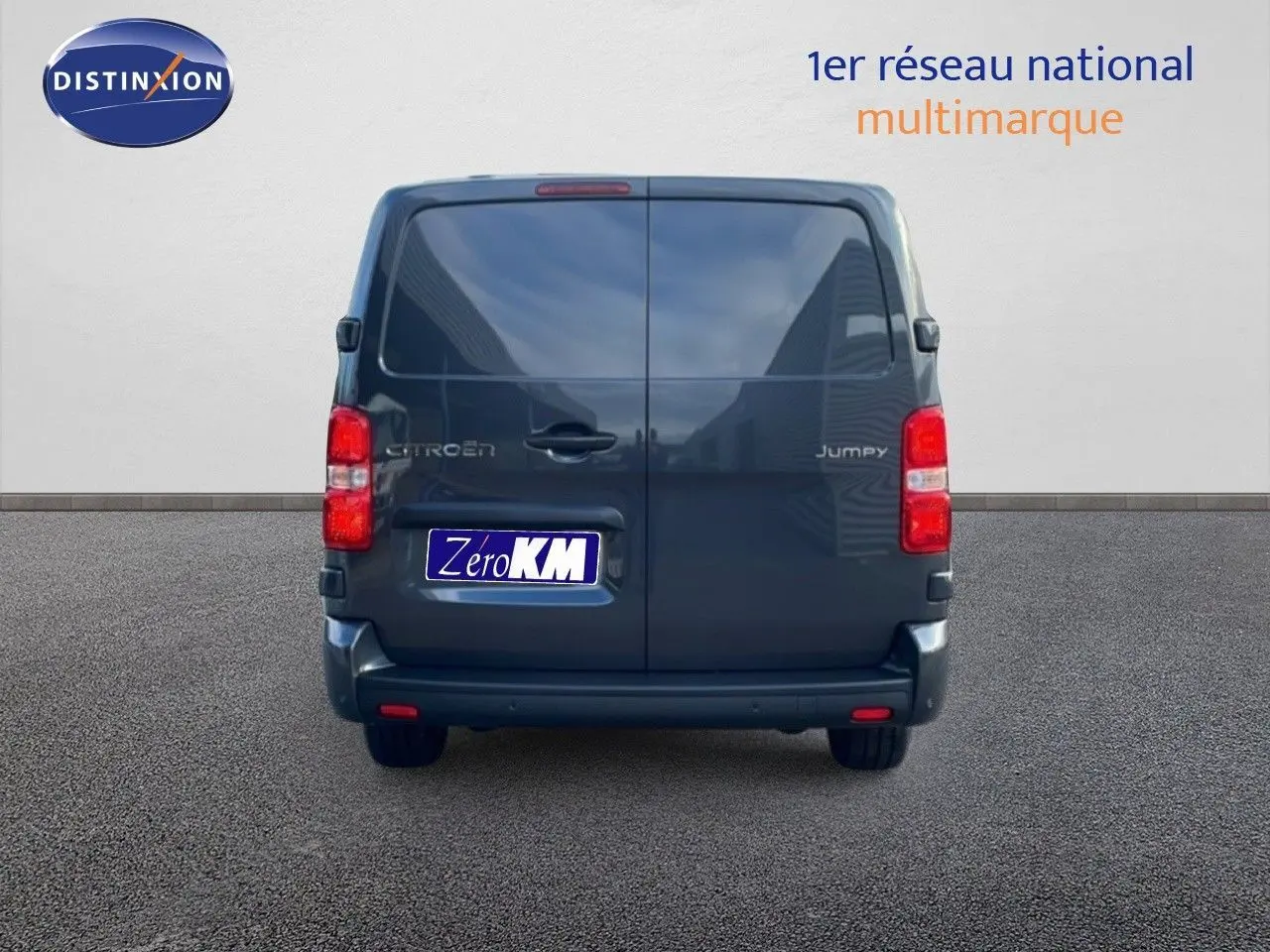 Vue arrière du Citroën Jumpy Van Long L3 gris titane métal avec portes battantes et feux rouges visibles.