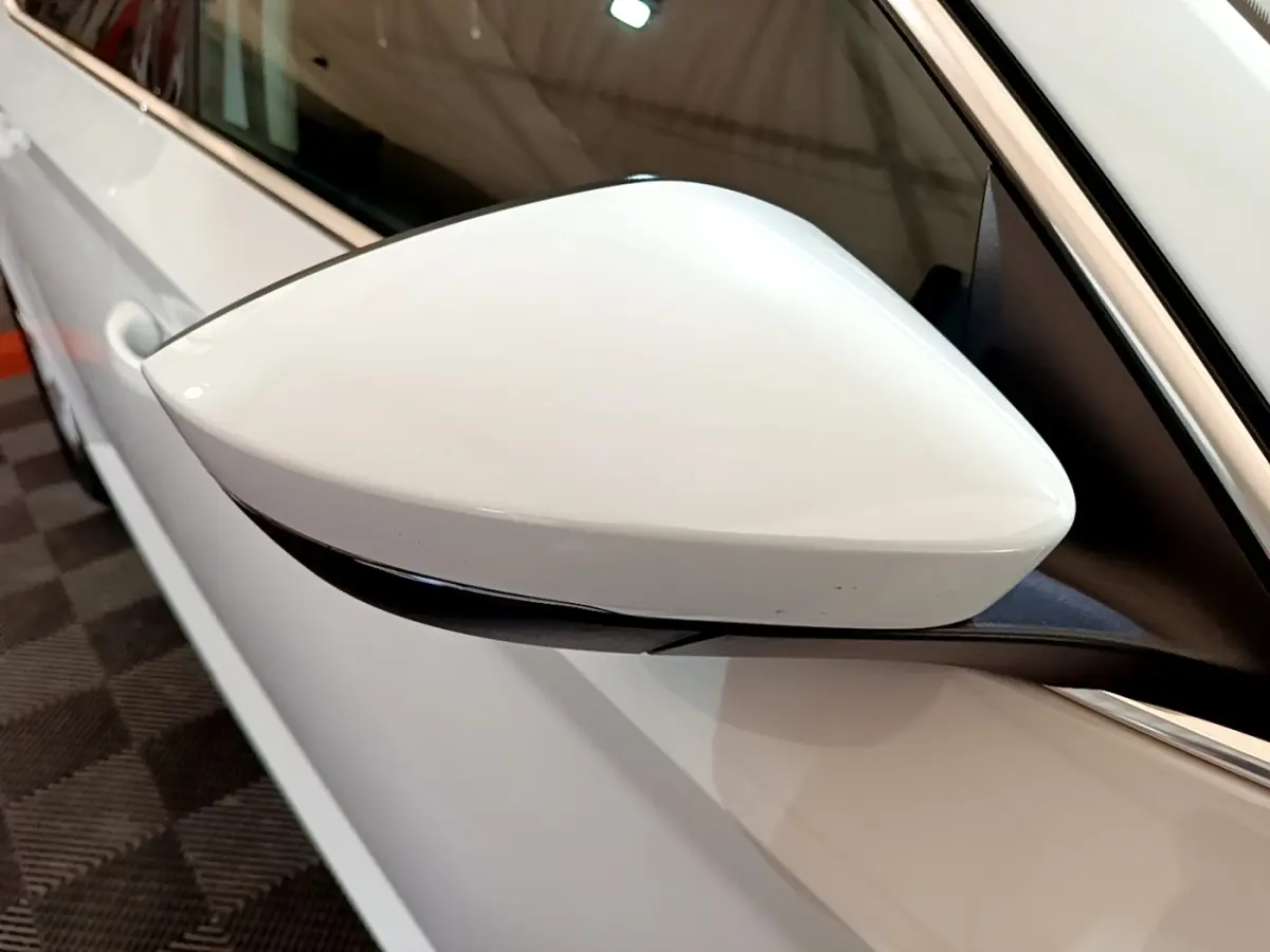 Rétroviseur extérieur blanc côté gauche d'une Skoda Superb 2021, vue rapprochée en intérieur.