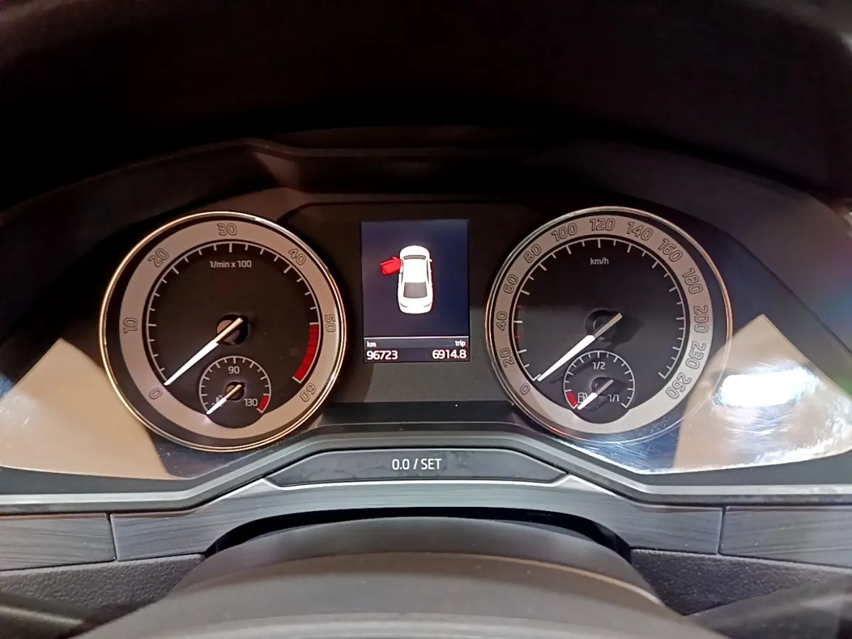 Vue rapprochée du tableau de bord de la Skoda Superb 2021 avec affichage digital et compteurs analogiques noirs.