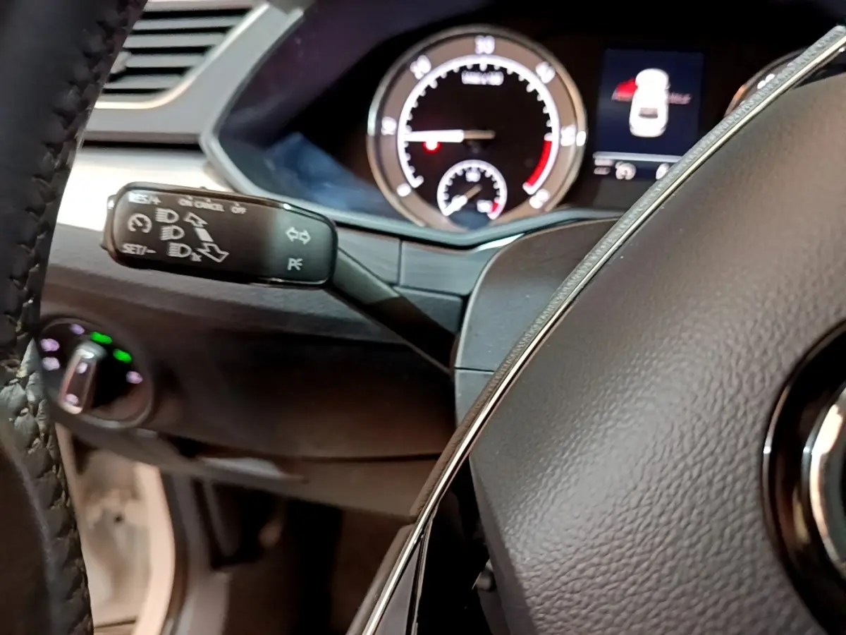 Gros plan sur le volant cuir et le combiné d'instruments numérique de la Skoda Superb 2021, affichage multifonctions visible.