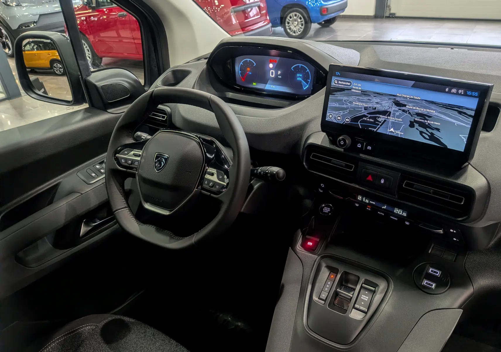 Vue intérieure côté conducteur du Peugeot Rifter 2025 noir, avec tableau de bord digital et grand écran tactile central.