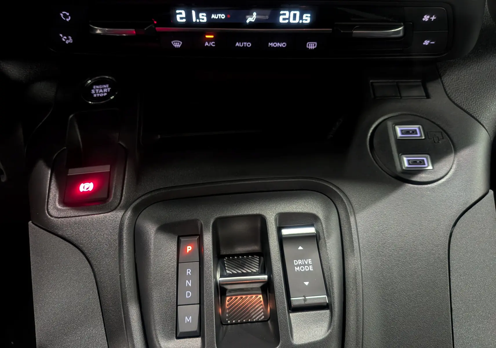 Gros plan sur la console centrale noire du Peugeot Rifter 2025, avec levier de vitesse automatique et commandes de mode de conduite.