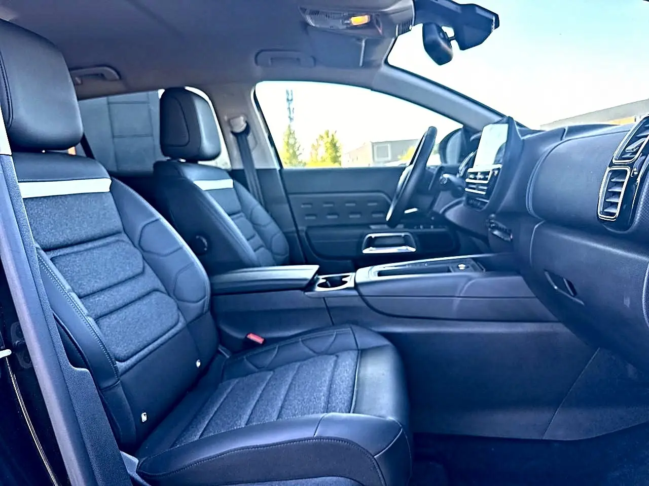 Intérieur avant du Citroën C5 Aircross 2025 noir, vue côté droit montrant sièges en cuir et tableau de bord moderne.
