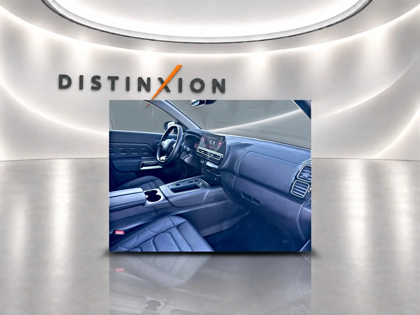 Intérieur noir du Citroën C5 Aircross 2025 vu côté conducteur, avec tableau de bord et écran tactile visible.