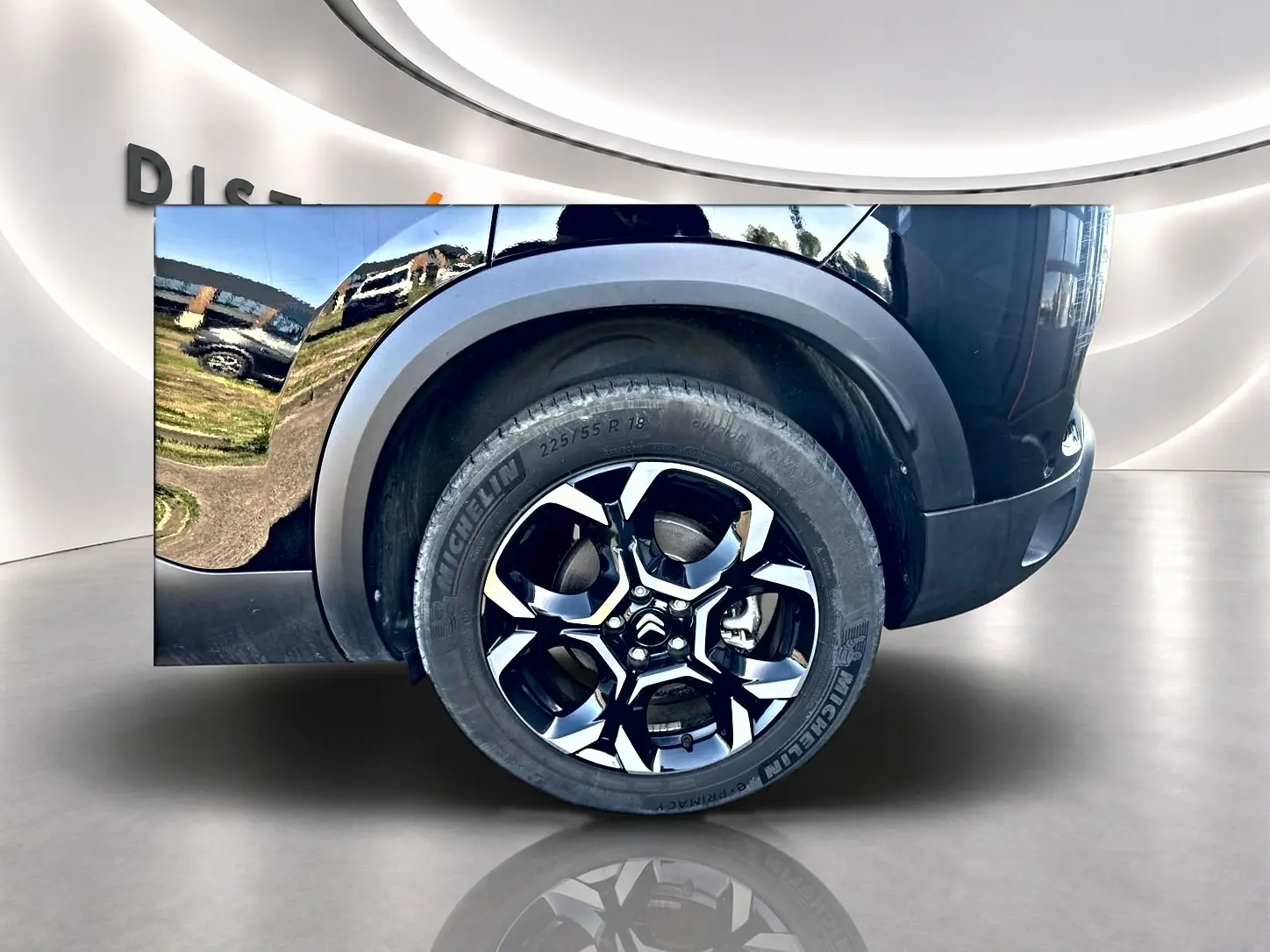 Gros plan sur la roue avant droite noire avec jante alu bicolore du Citroën C5 Aircross 2025 noir.