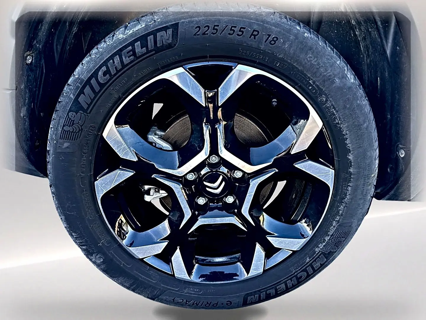 Gros plan sur la jante alu noire et chromée d’un Citroën C5 Aircross 2025 avec pneu Michelin.
