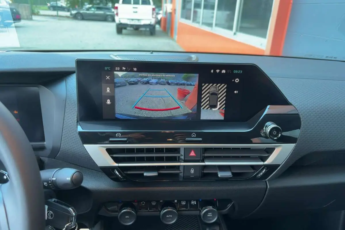 Vue intérieure du tableau de bord de la Citroën C4 hybride 2025, écran tactile affichant la caméra de recul.