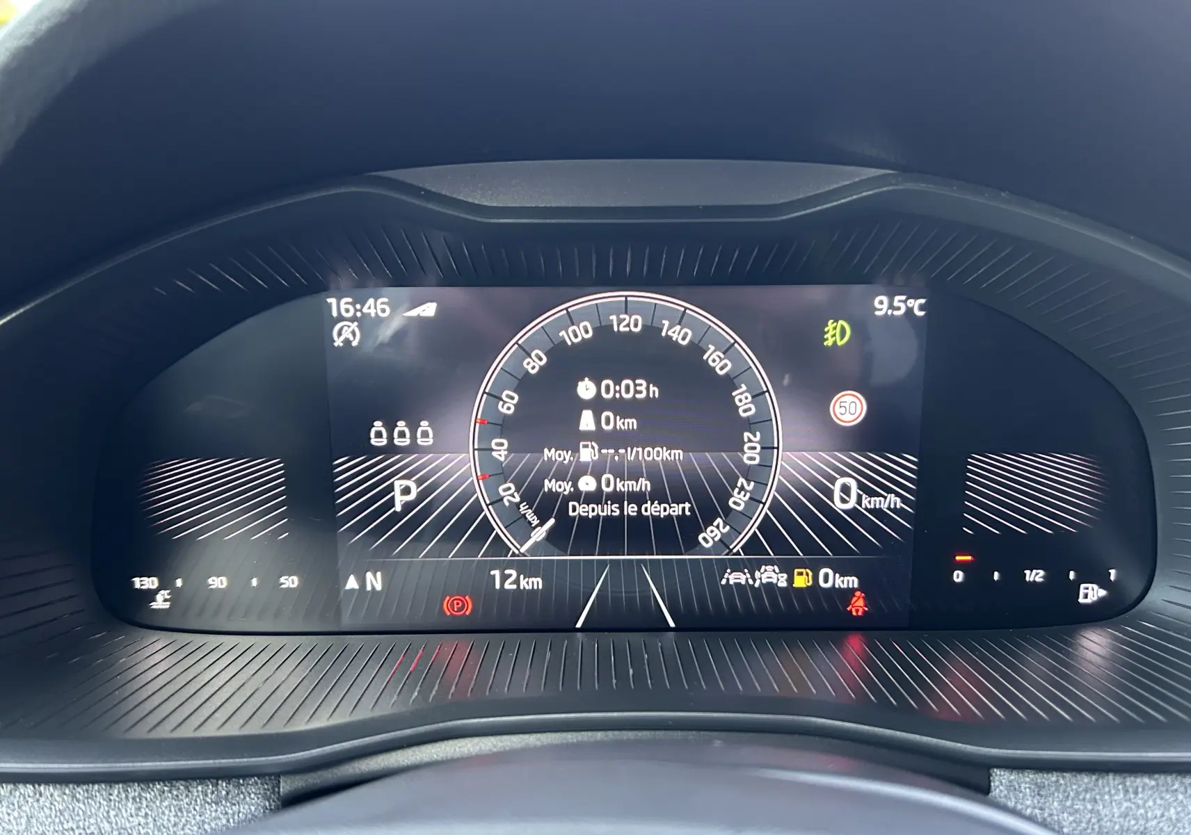 Vue rapprochée du tableau de bord numérique du Skoda Kamiq 2025, affichant vitesse, température et indicateurs.