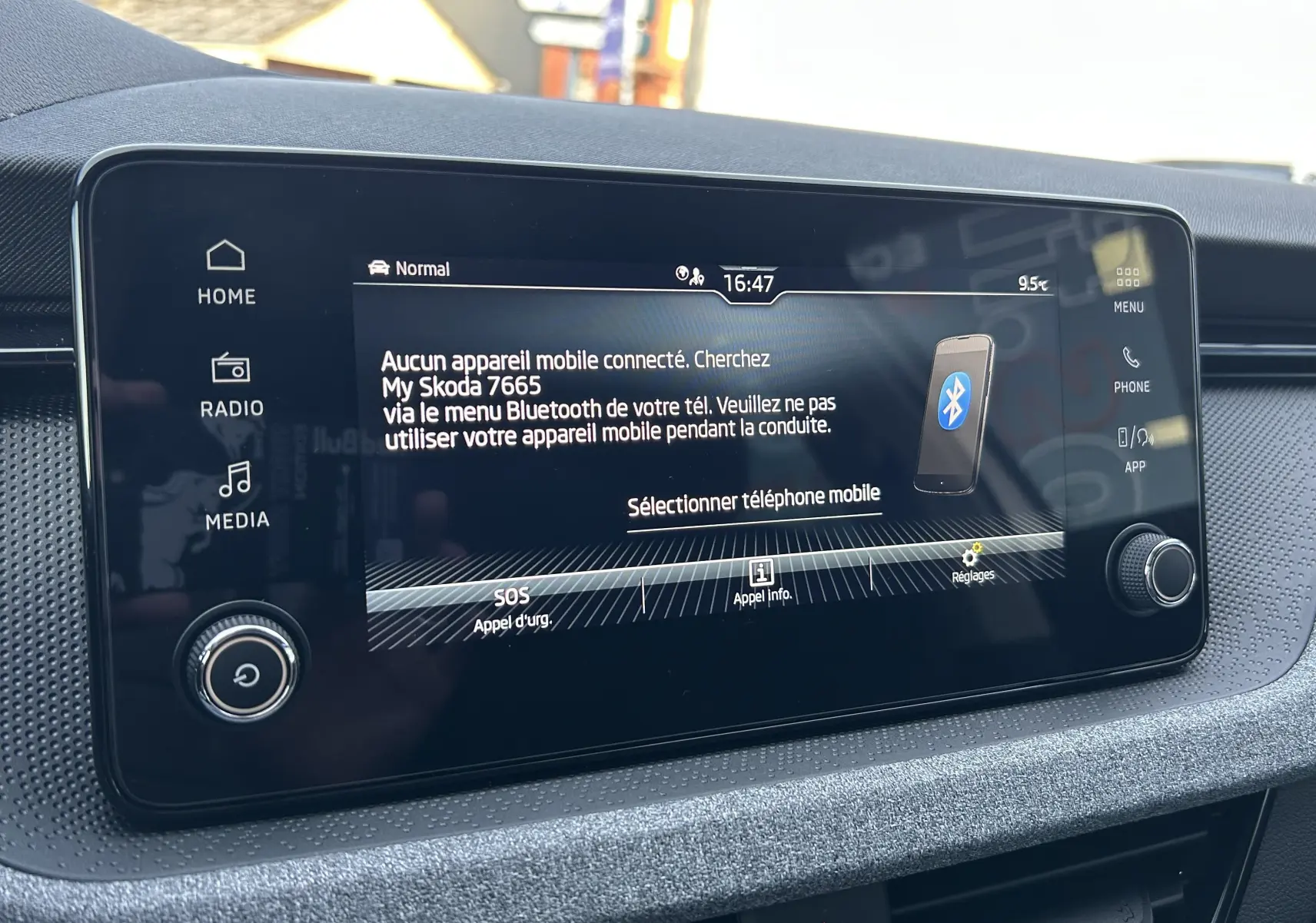 Écran tactile central du Skoda Kamiq 2025 affichant le menu Bluetooth, avec commandes physiques autour, intérieur gris noir.