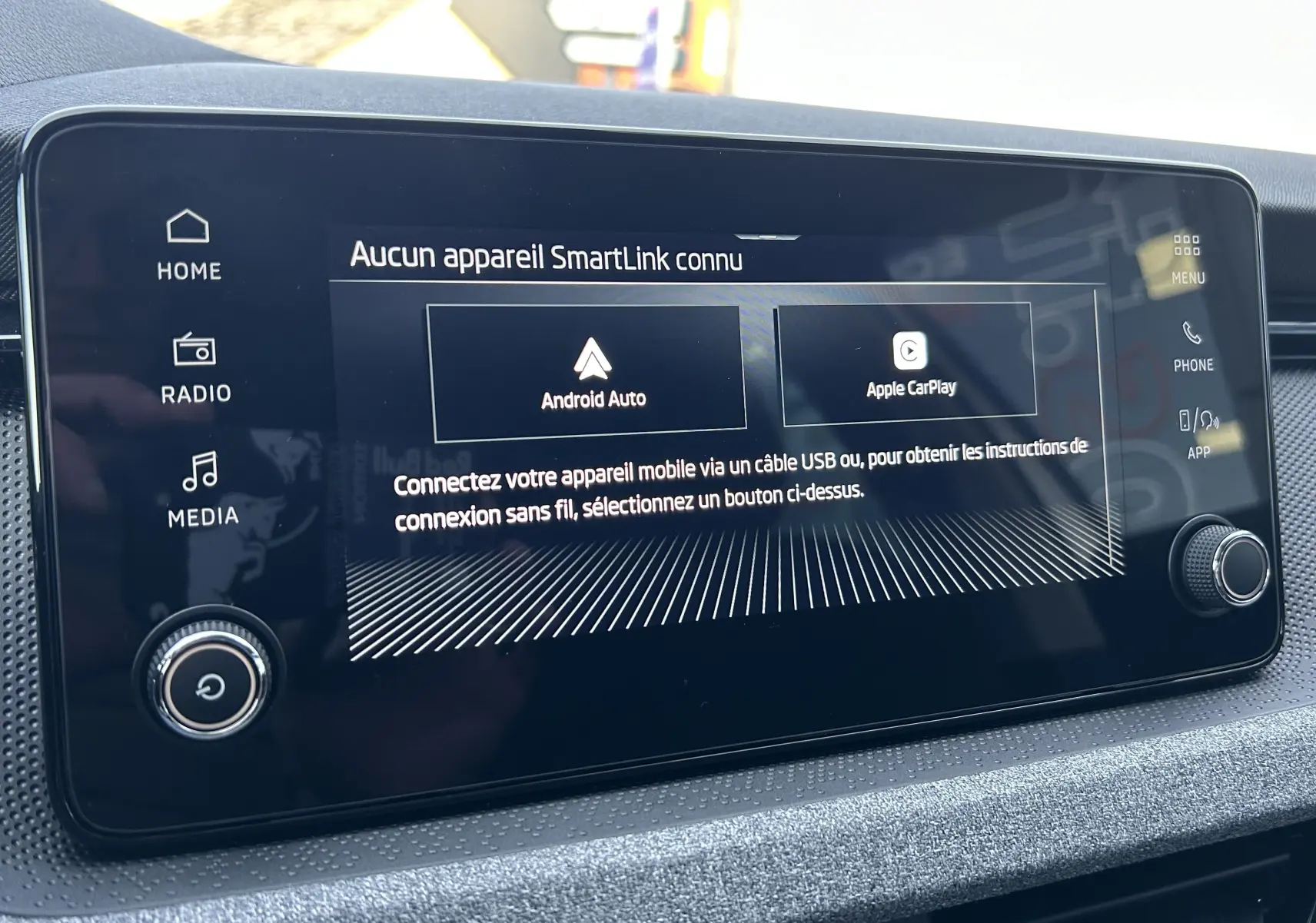 Écran tactile central du Skoda Kamiq 2025 affichant les options Android Auto et Apple CarPlay, intérieur gris noir.