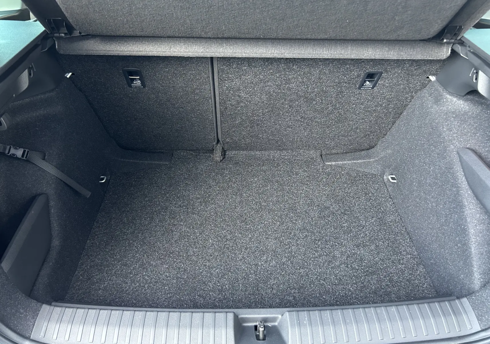 Vue intérieure du coffre spacieux et propre du Skoda Kamiq gris argent 2025, sans chargement visible.