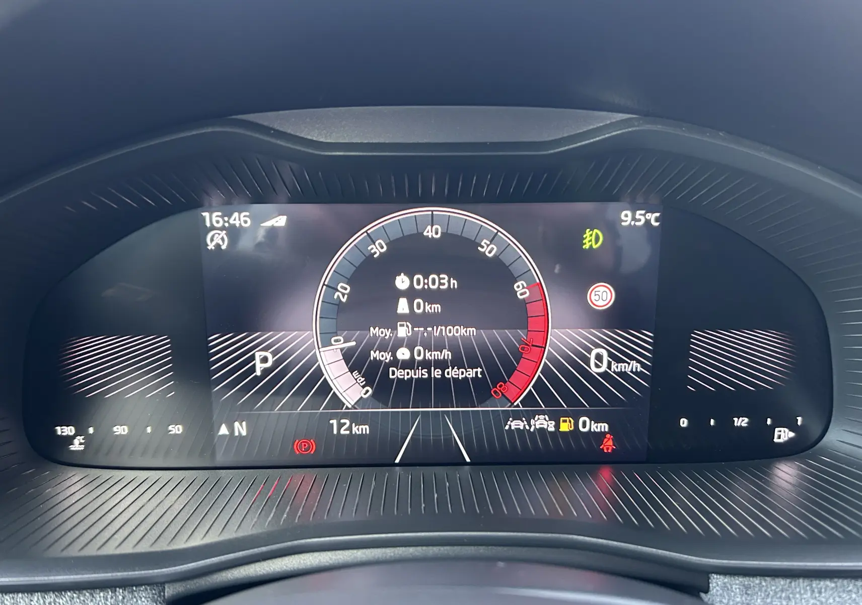 Tableau de bord numérique du Skoda Kamiq 2025, affichage central du compteur de vitesse et informations de conduite.