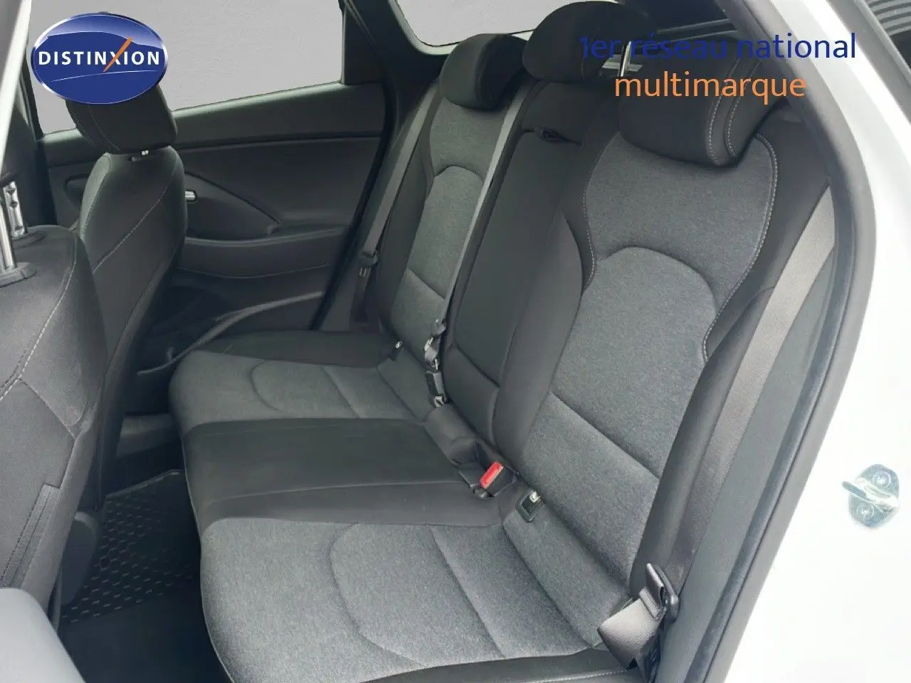 Vue intérieure côté droit des sièges arrière gris tissu et cuir dans une Hyundai i30 SW blanc atlas 2023.