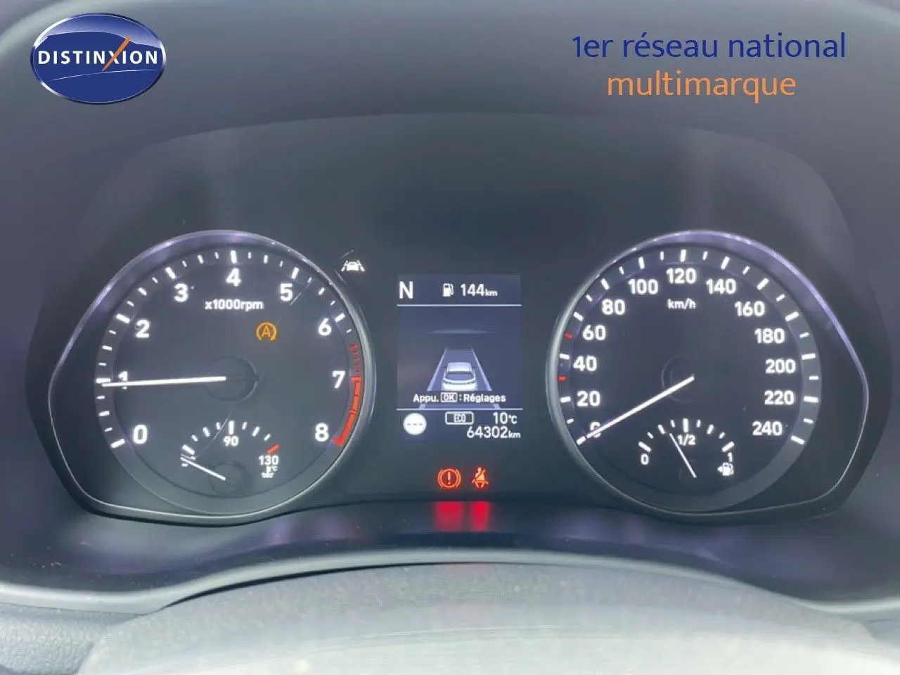 Tableau de bord de Hyundai i30 SW 2023, affichage digital et compteurs analogiques en vue frontale.