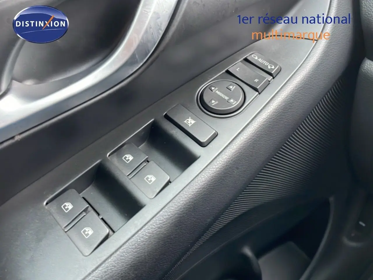 Gros plan sur les commandes des vitres électriques et rétroviseurs côté conducteur de la Hyundai i30 SW 2023.