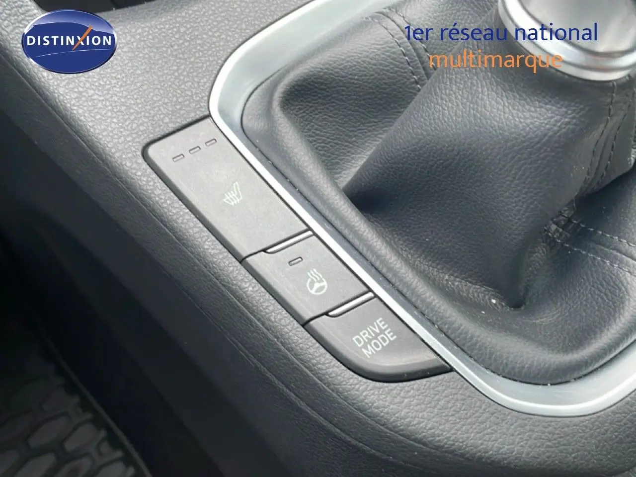 Gros plan sur la console centrale noire avec levier de vitesse et boutons chauffants et mode de conduite, Hyundai i30 SW 2023.