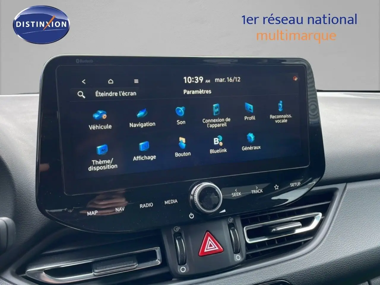 Écran tactile central du tableau de bord de la Hyundai i30 SW blanc Atlas, affichant le menu des paramètres.
