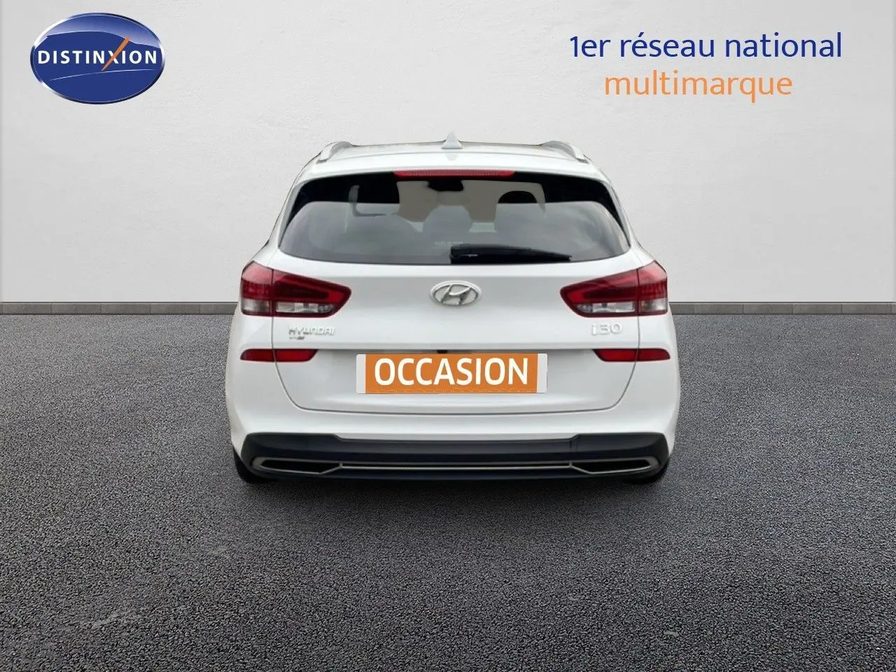 Vue arrière d'une Hyundai i30 SW blanche Atlas 2023 avec feux arrière LED et plaque "OCCASION".