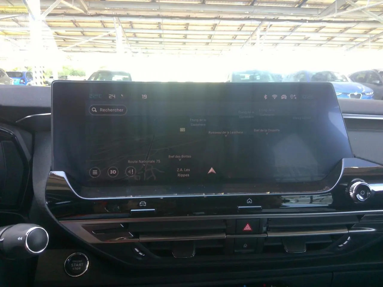 Vue intérieure du tableau de bord de la Citroën C5 X 2024, écran tactile central affichant la navigation.