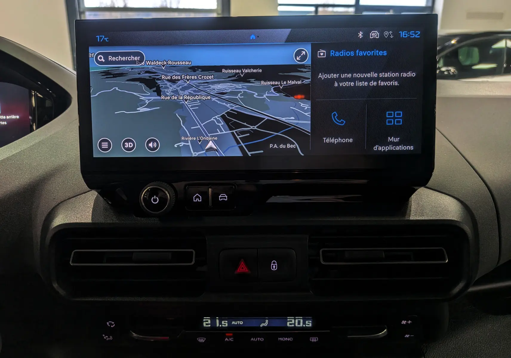 Vue rapprochée de l’écran tactile central du Peugeot Rifter 2025 noir, affichant la navigation et les options multimédia.
