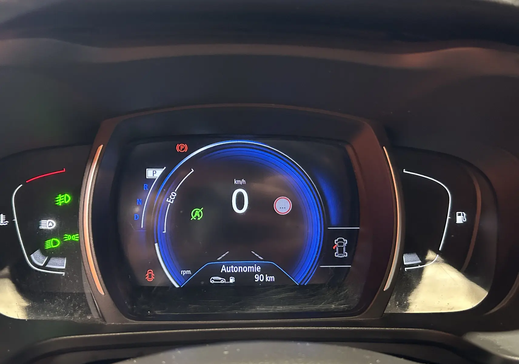 Tableau de bord numérique du Renault Kadjar 2018, affichant vitesse à 0 km/h et autonomie de 90 km, éclairages et jauges visibles.