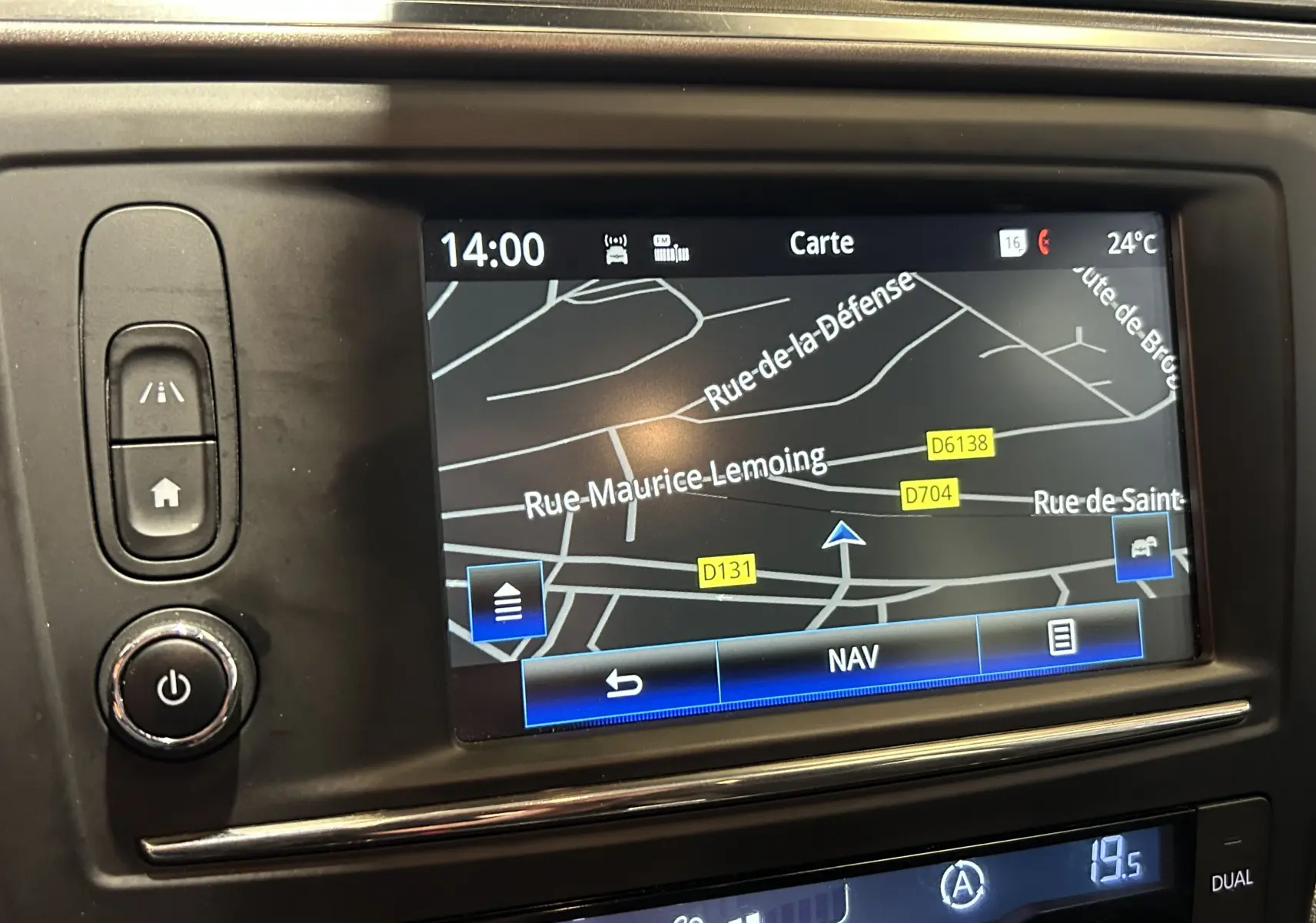 Écran tactile de navigation du Renault Kadjar blanc 2018, affichant une carte routière avec commandes autour.