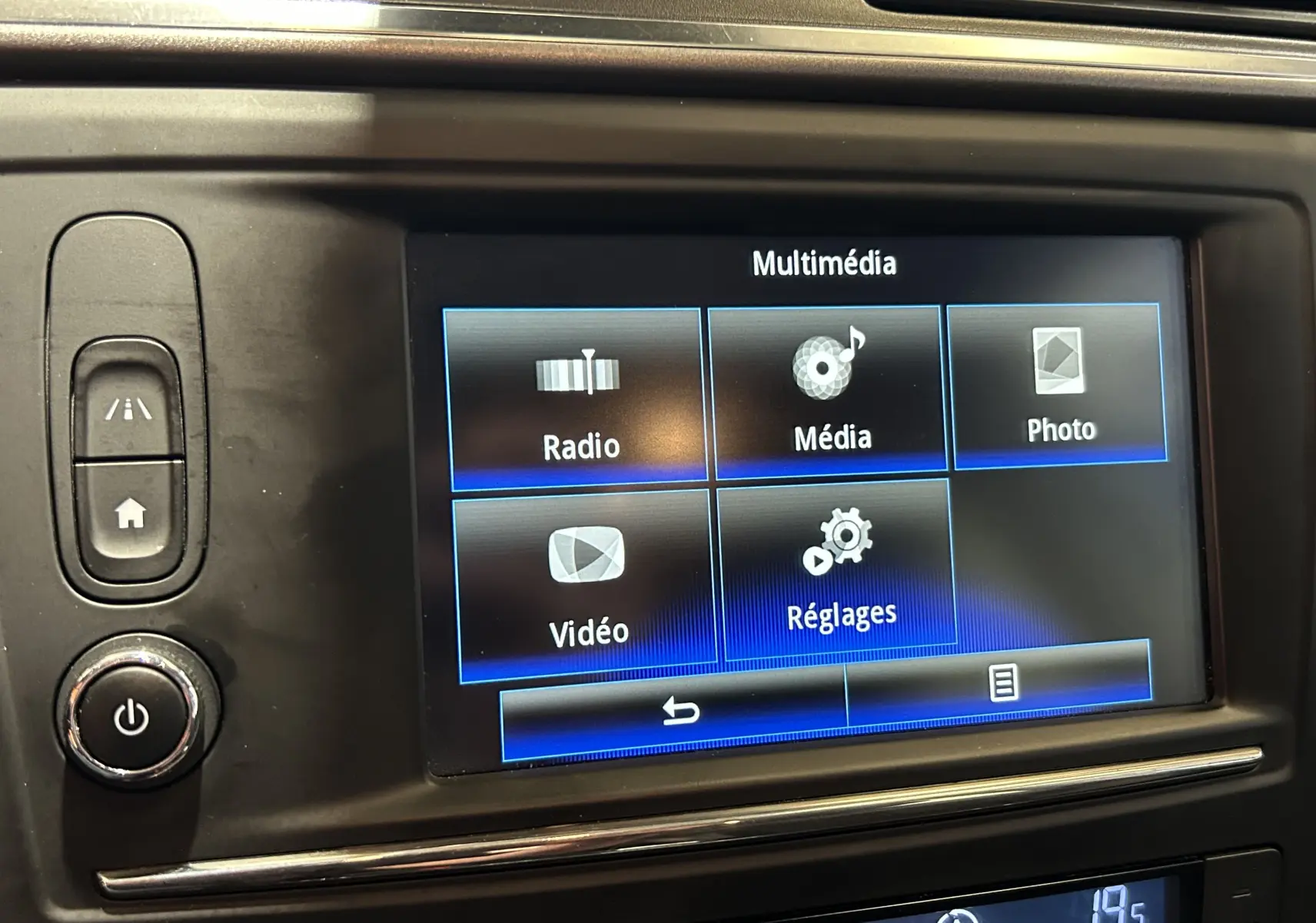 Écran tactile multimédia du tableau de bord du Renault Kadjar blanc, affichant les options Radio, Média, Photo, Vidéo et Réglages.