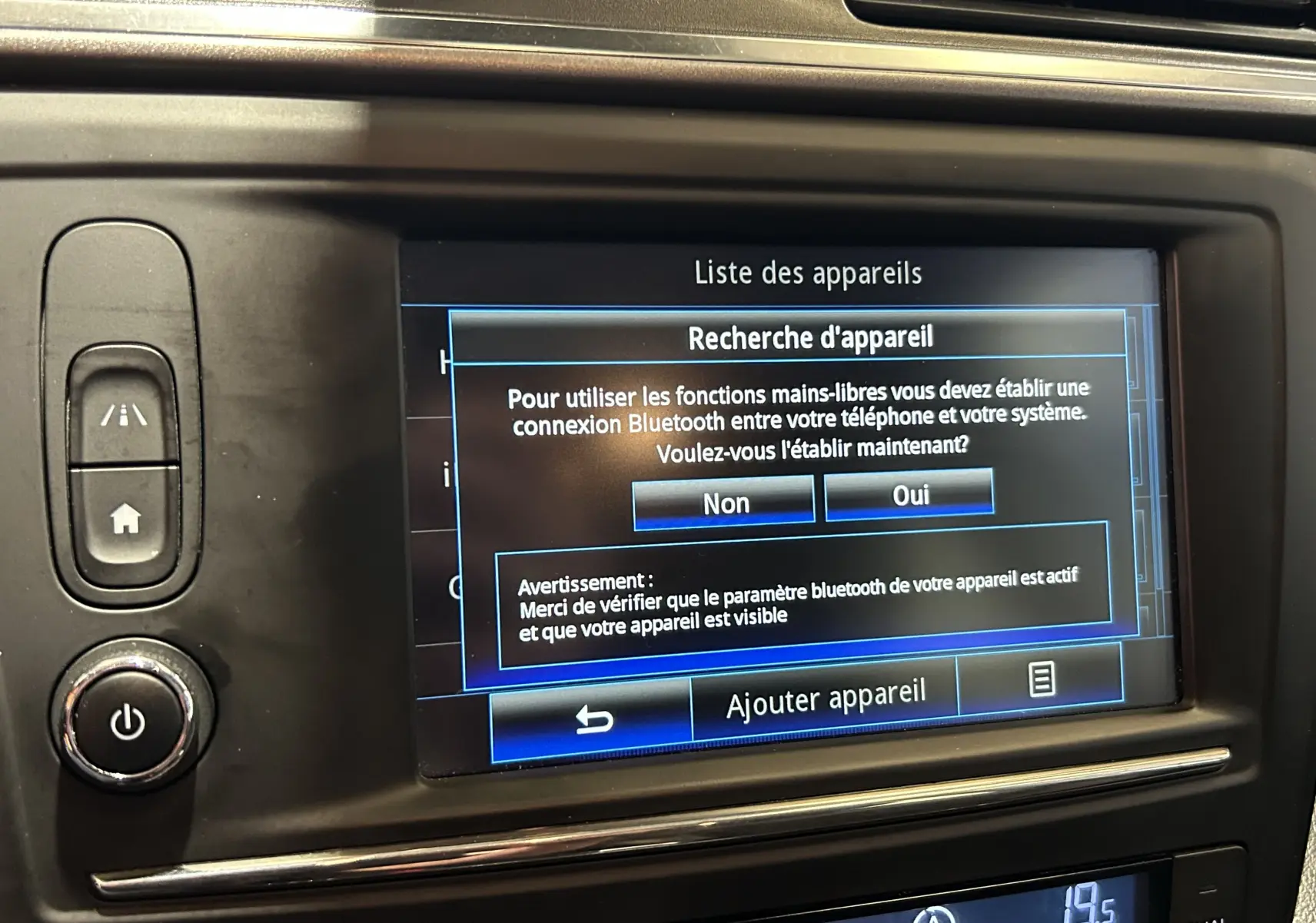 Écran central tactile du Renault Kadjar blanc de 2018 affichant la recherche de connexion Bluetooth mains-libres.