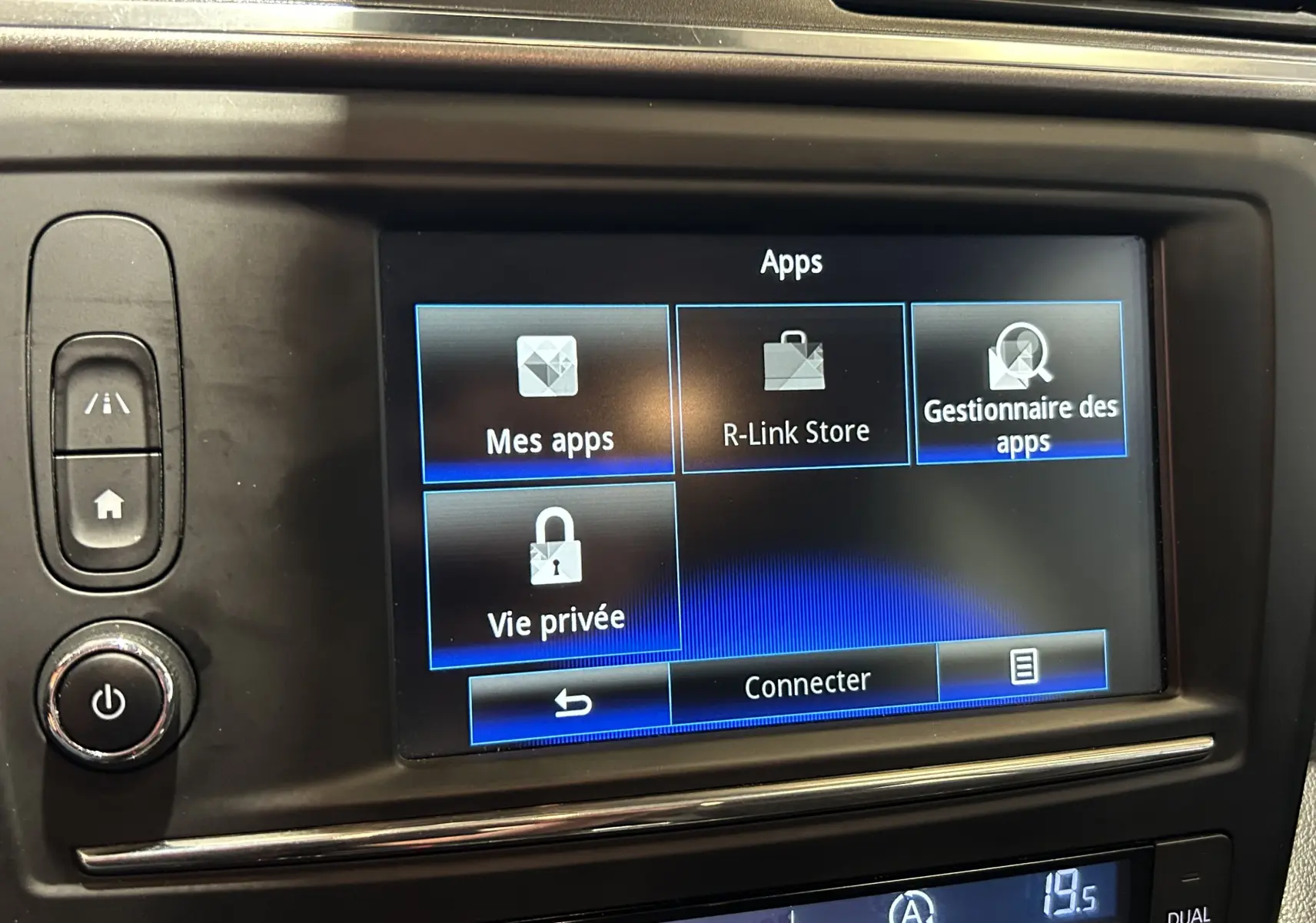 Écran tactile central du Renault Kadjar blanc, affichant le menu des applications R-Link avec options connectées.