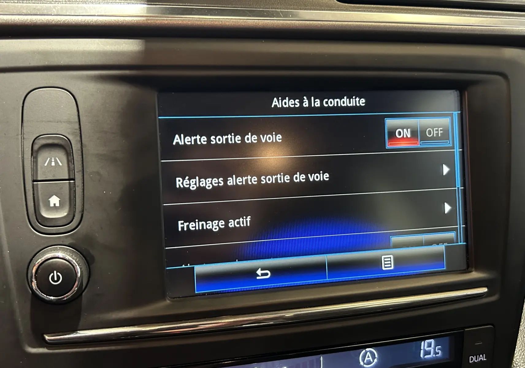 Écran tactile du tableau de bord du Renault Kadjar 2018 affichant les aides à la conduite, avec boutons de commande à gauche.