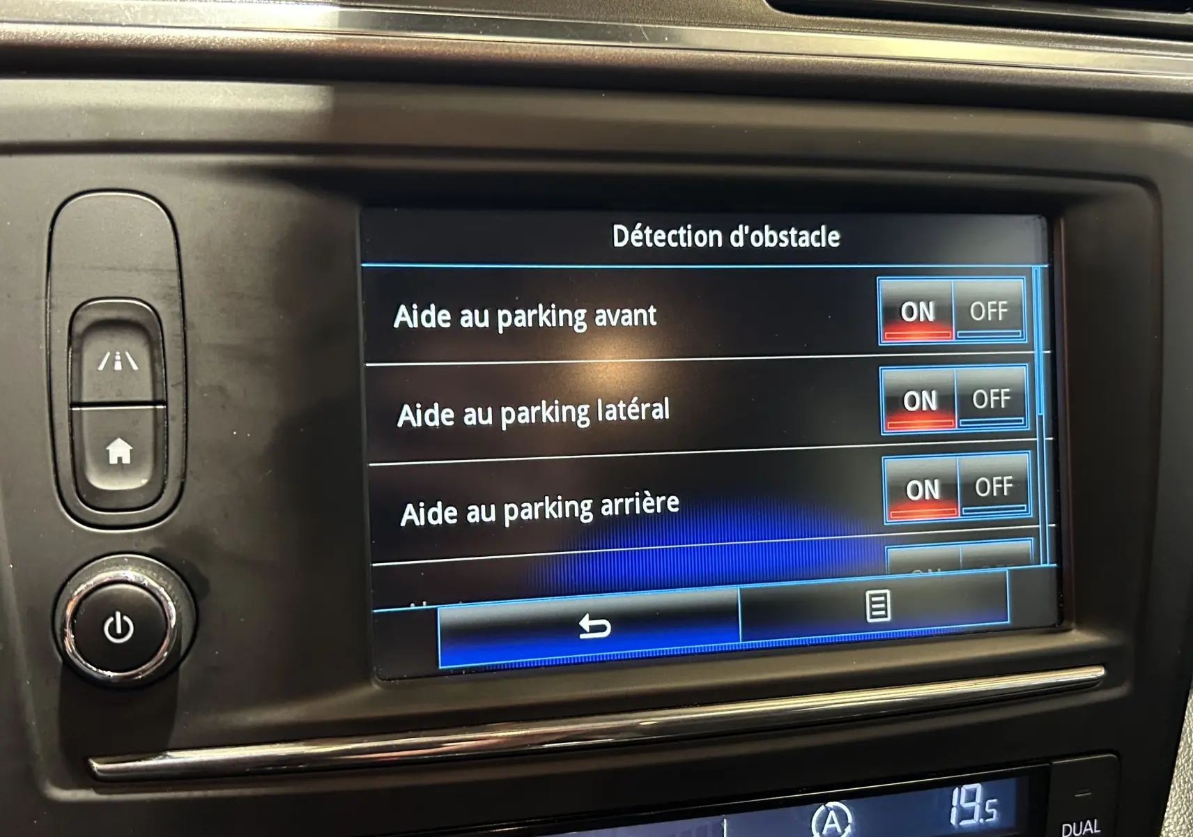 Écran central du Renault Kadjar blanc 2018 montrant les options d'aide au parking activées.