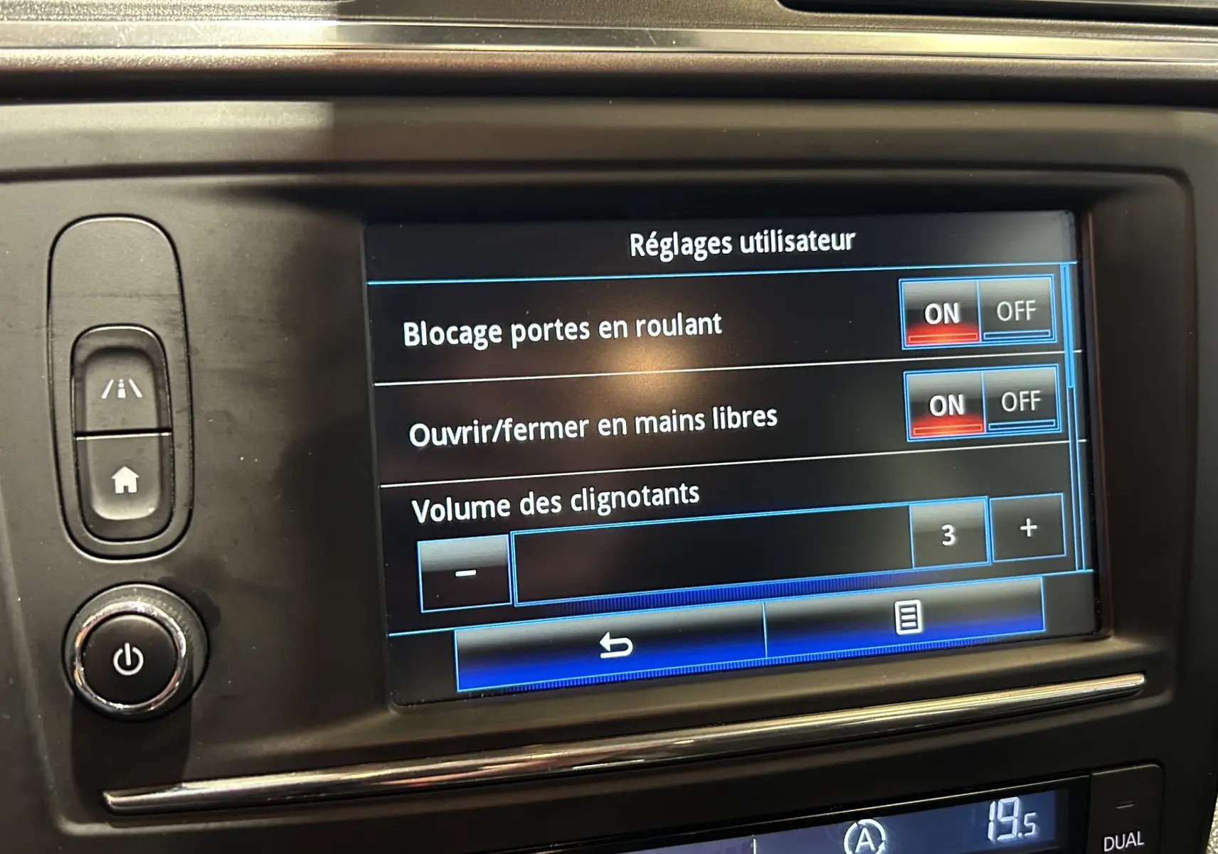 Écran central tactile du Renault Kadjar blanc 2018 montrant les réglages utilisateur avec options de verrouillage et volume clignotants.