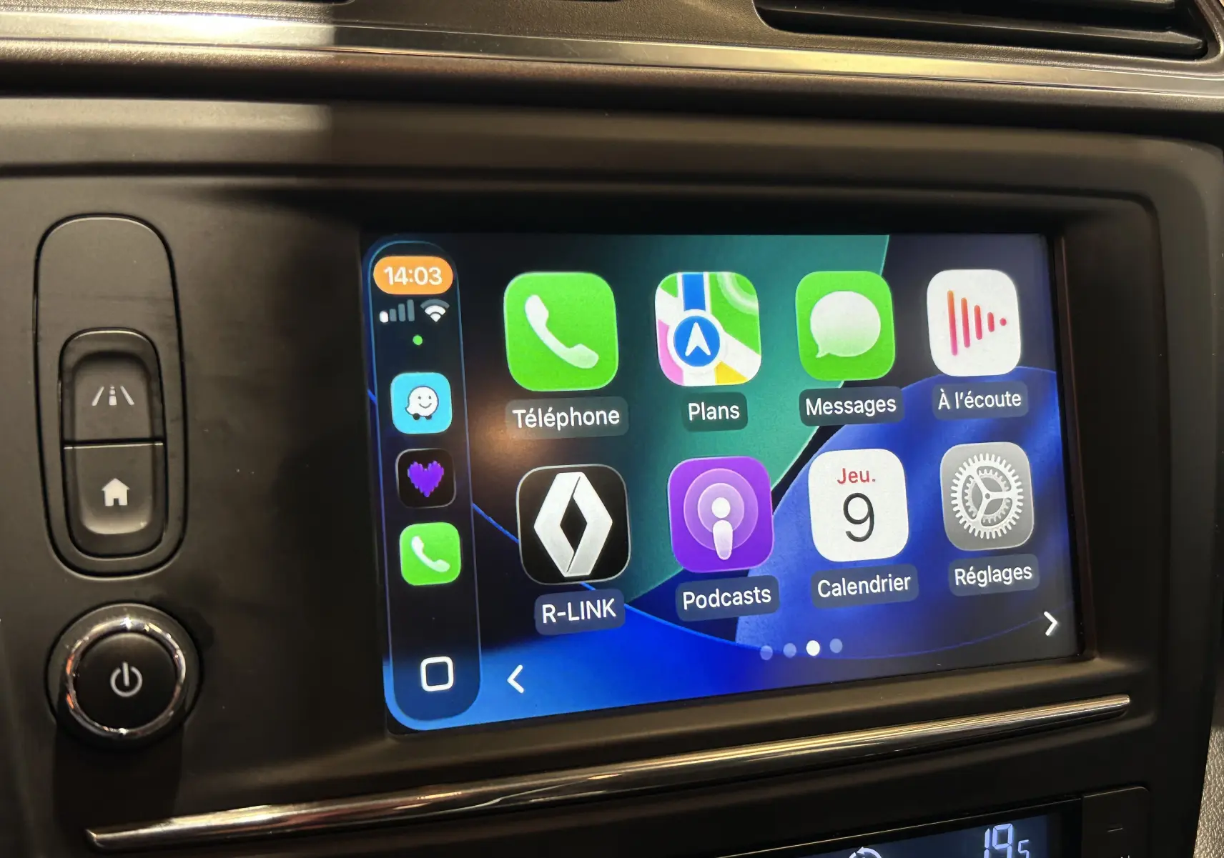 Écran tactile central du Renault Kadjar blanc de 2018 montrant l’interface R-LINK avec applications connectées.
