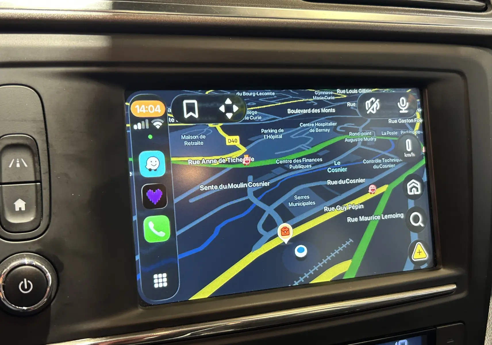 Vue rapprochée de l’écran tactile du GPS intégré dans le tableau de bord du Renault Kadjar blanc de 2018.