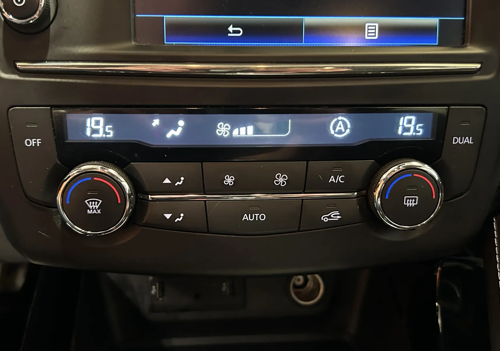 Gros plan sur la console centrale du Renault Kadjar blanc 2018, montrant les commandes de climatisation digitale.