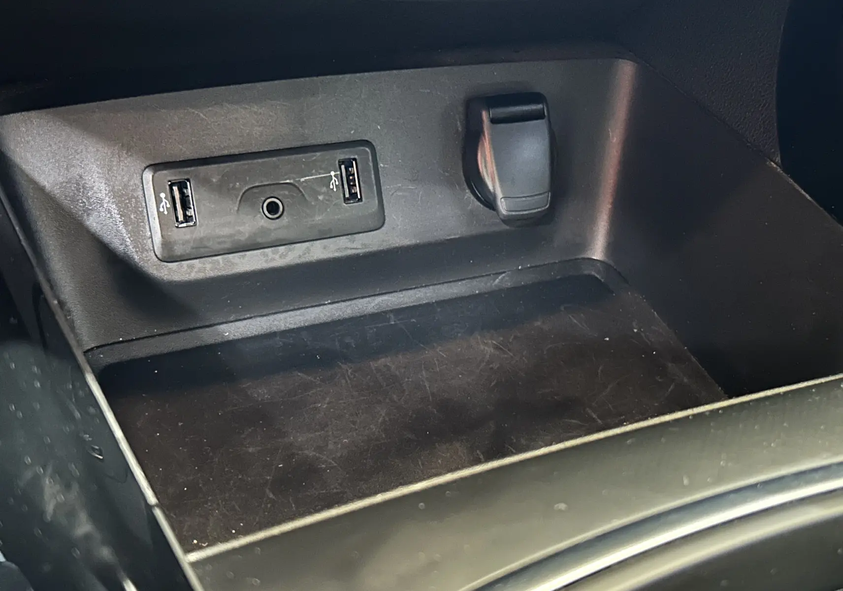 Gros plan sur la console centrale noire du Renault Kadjar 2018 montrant deux ports USB et une prise 12V.