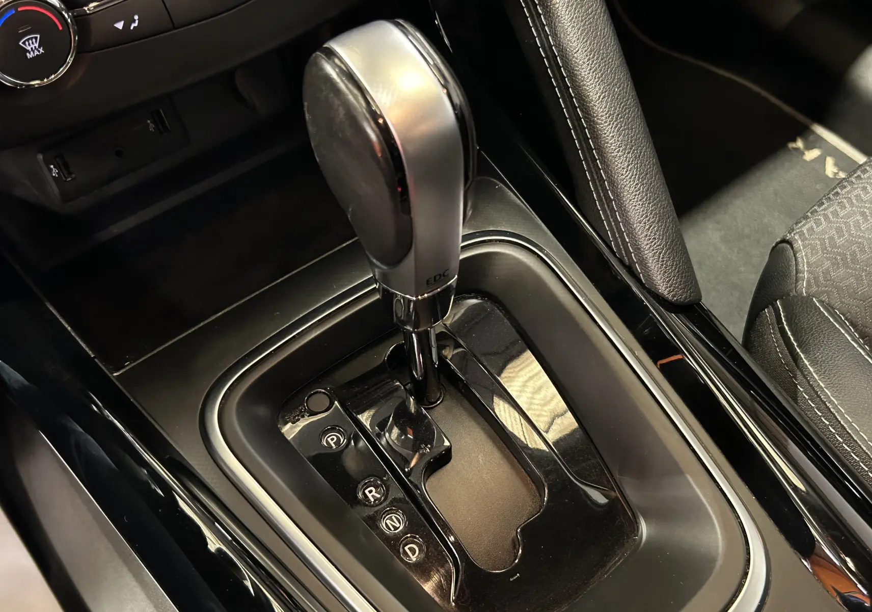 Gros plan sur la commande de la boîte automatique noire du Renault Kadjar TCE 130 Energy Intens EDC, avec levier et console.