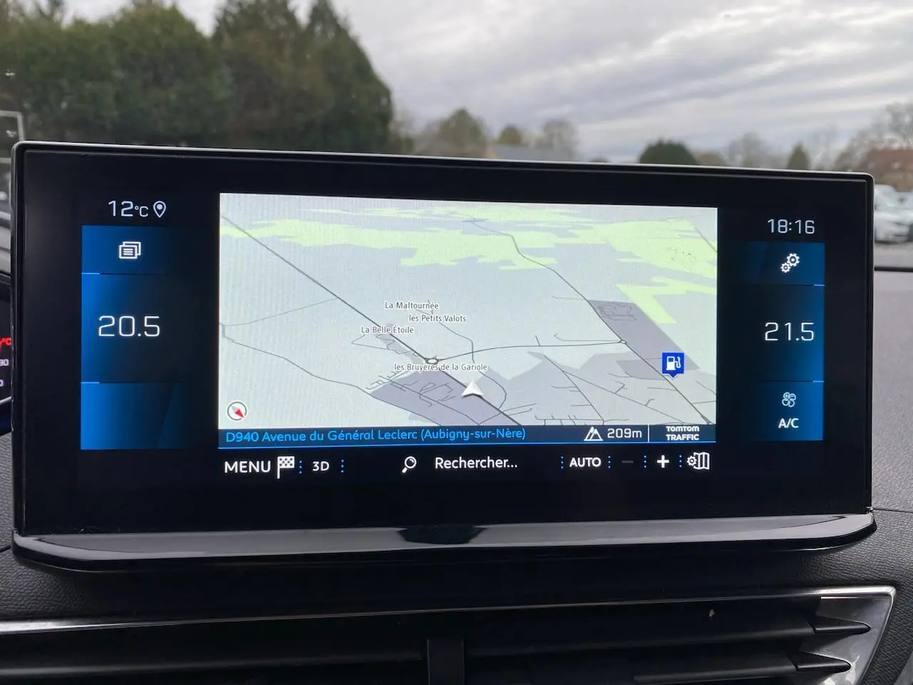 Écran tactile 10 pouces du GPS Peugeot 3008 2021 affichant une carte avec température et climatisation.