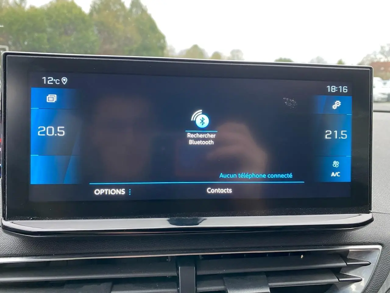Écran tactile central du Peugeot 3008 2021 affichant la recherche Bluetooth et la température intérieure.