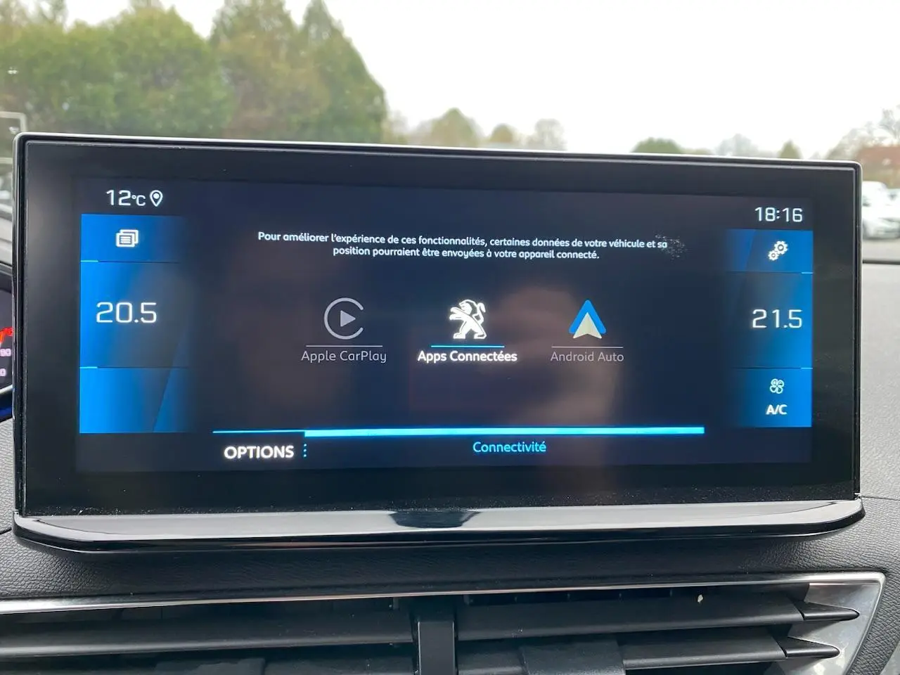 Écran tactile 10 pouces du Peugeot 3008 gris platinium affichant Apple CarPlay et Android Auto, vue frontale intérieure.