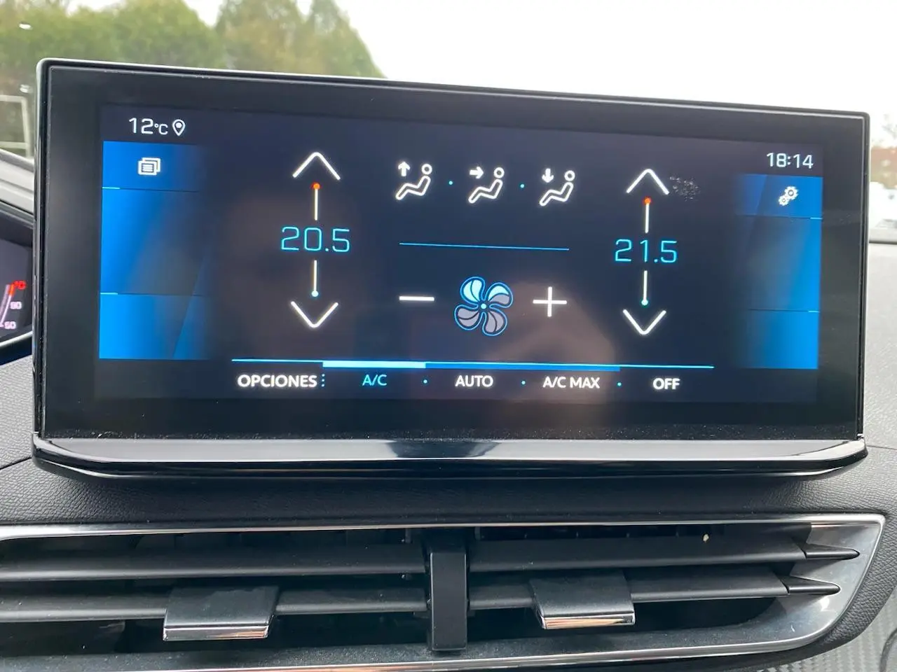 Écran tactile central du Peugeot 3008 2021 affichant la climatisation bi-zone avec réglages à 20,5°C et 21,5°C.