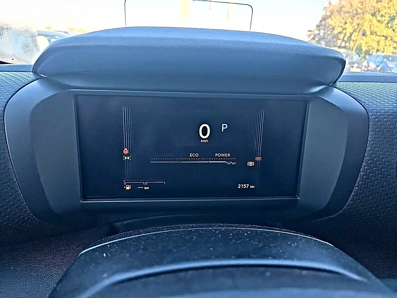 Tableau de bord numérique de la Citroën C4 X blanche, vue frontale centrée sur l'écran de contrôle.