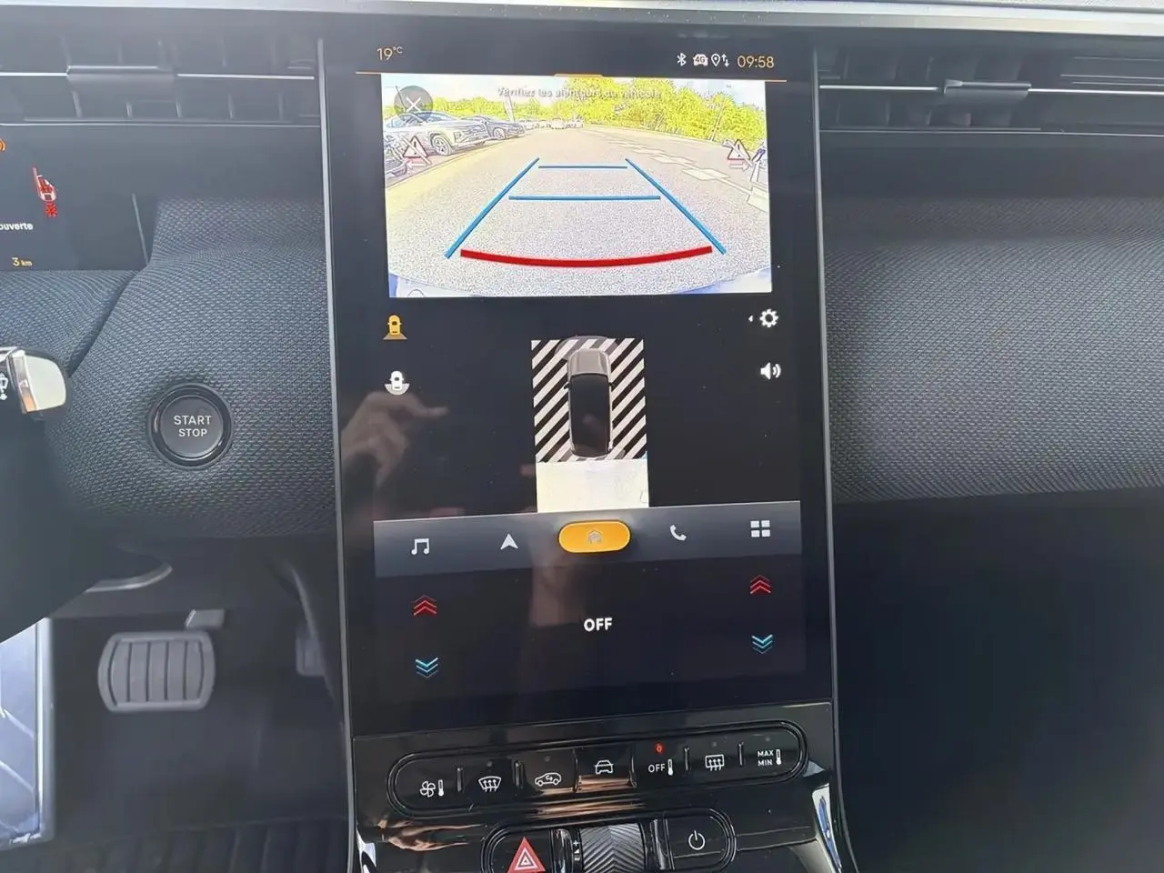 Vue rapprochée de l’écran tactile central du Citroën C5 Aircross hybride montrant la caméra de recul et les commandes climatisation.