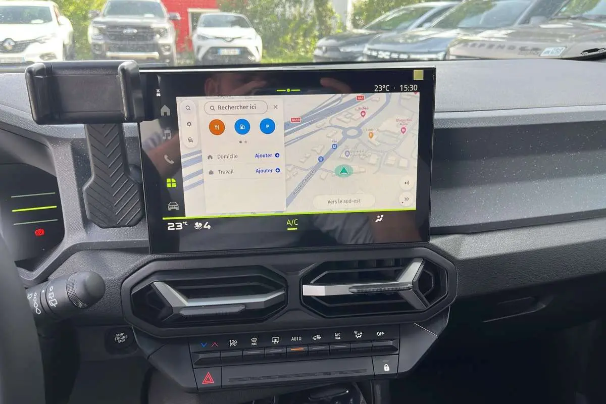 Vue intérieure du tableau de bord du Dacia Duster Hybrid-G 150 4x4 en affichage navigation GPS sur écran tactile 10,1 pouces.