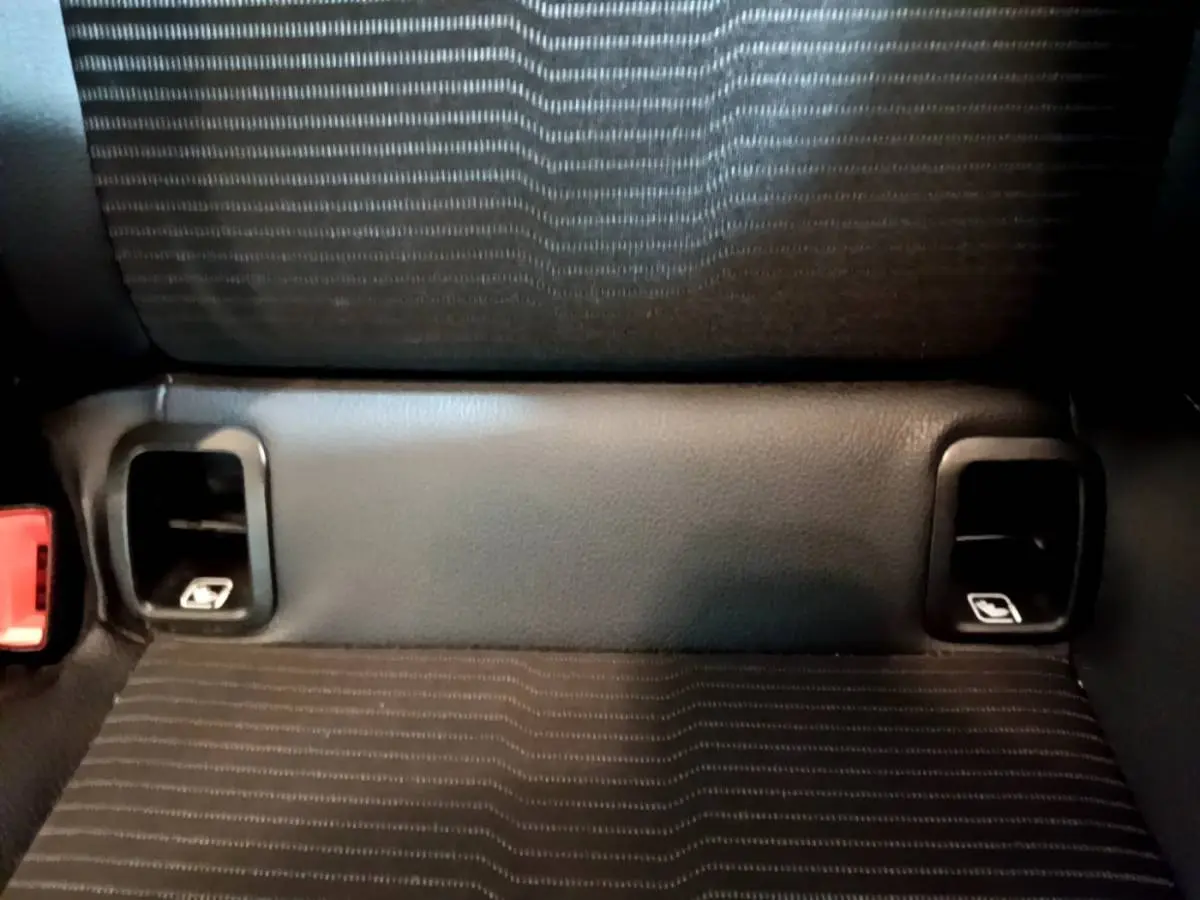 Détail des commandes de ceintures de sécurité sur la banquette arrière d’une Mercedes CLA 180 d gris clair.