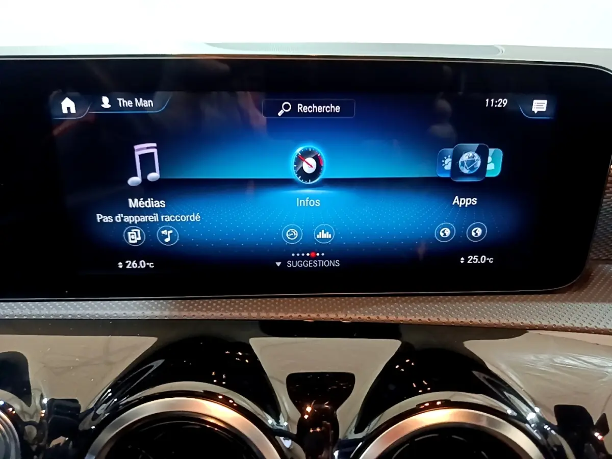 Écran tactile central du tableau de bord de la Mercedes CLA 180 d Business Line 2021, affichage multimédia en bleu.