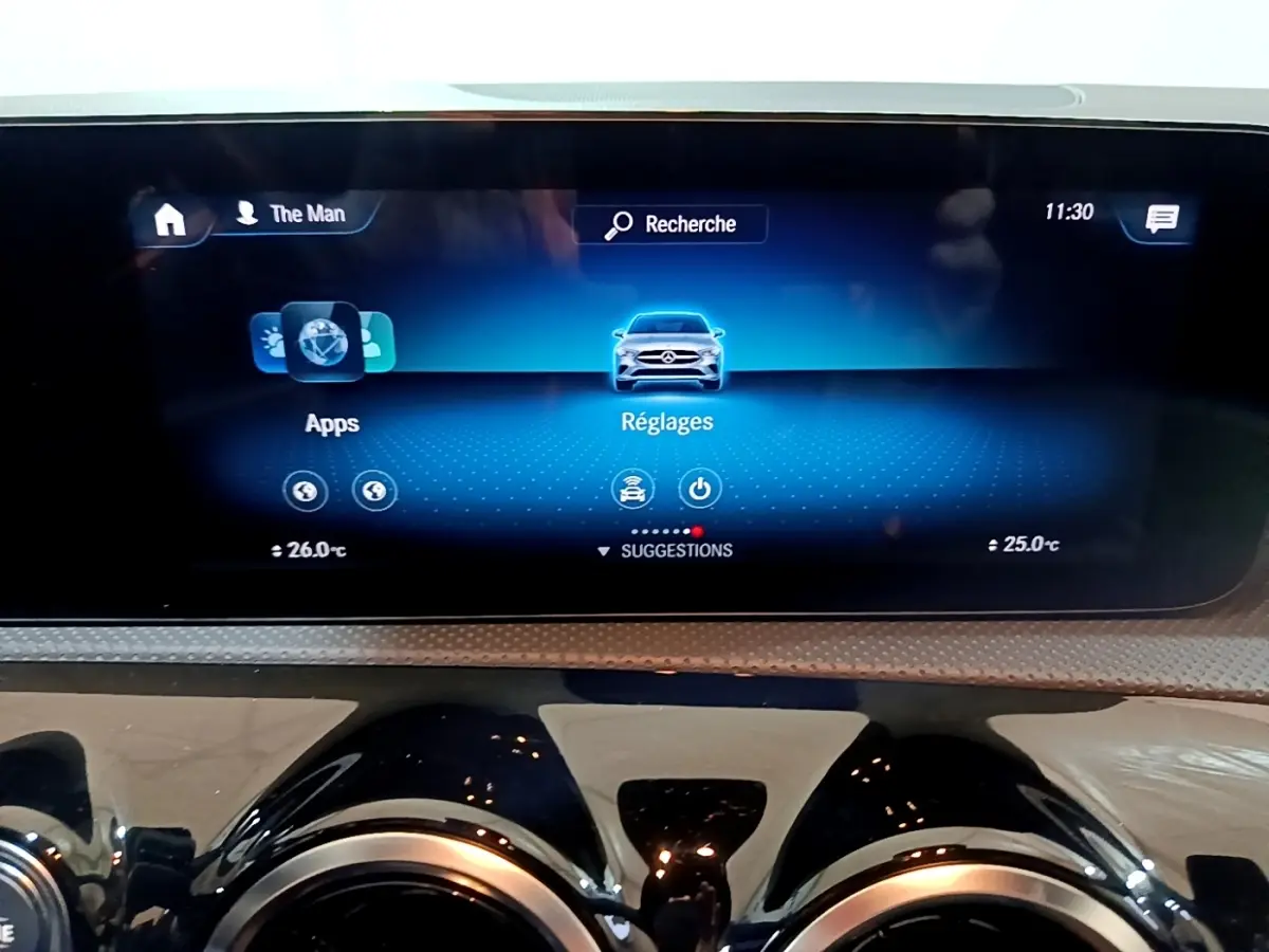 Écran tactile central du tableau de bord de la Mercedes CLA 180 d Business Line gris clair, affichant le menu Réglages.