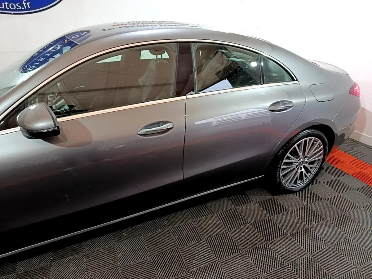 Profil droit d'une Mercedes CLA 180 d Business Line gris clair, mettant en valeur les jantes alliage et les rétroviseurs électriques.